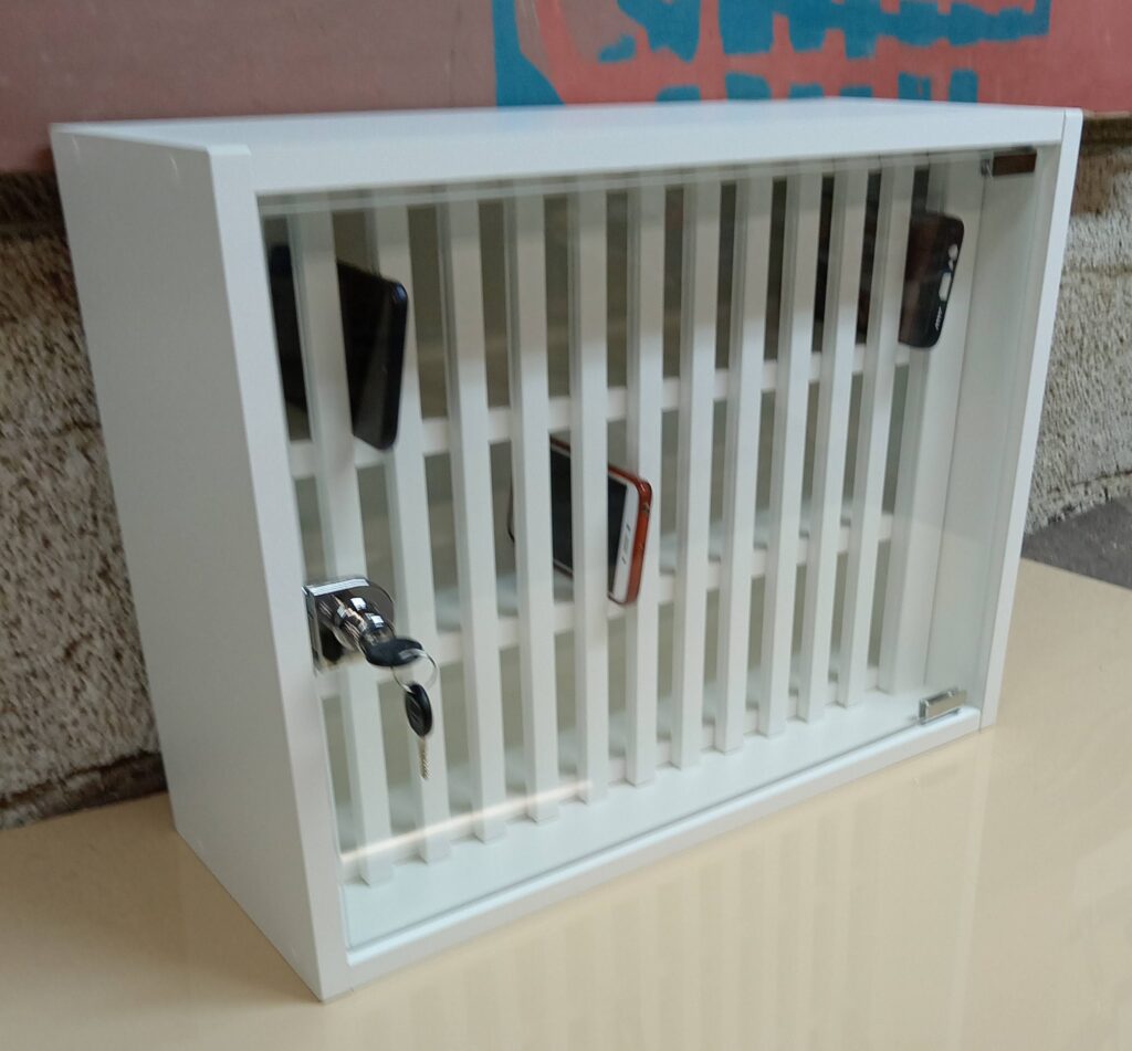 Armario para guardar los moviles en las aulas con puerta metacrilato